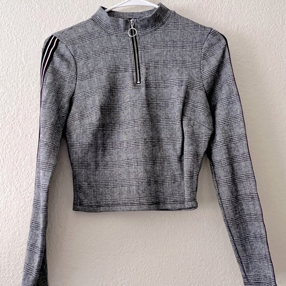 IRIS Brand gray crop top - Picture 1 of 1